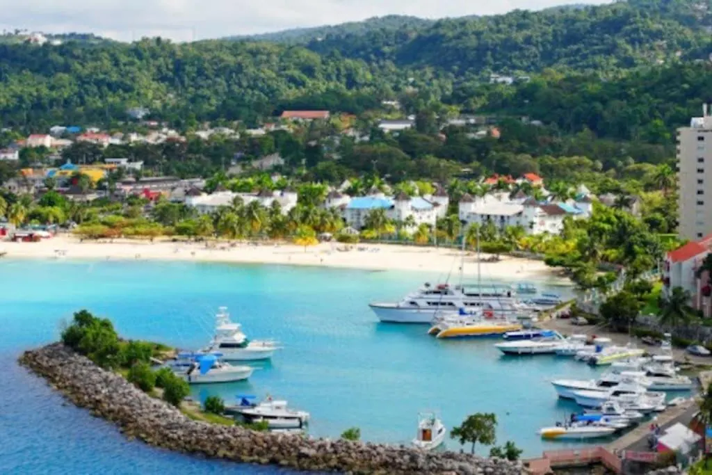 Stylish Studio Apt Ac, Balcony, Parking, Pool Ocho Rios Jamaica