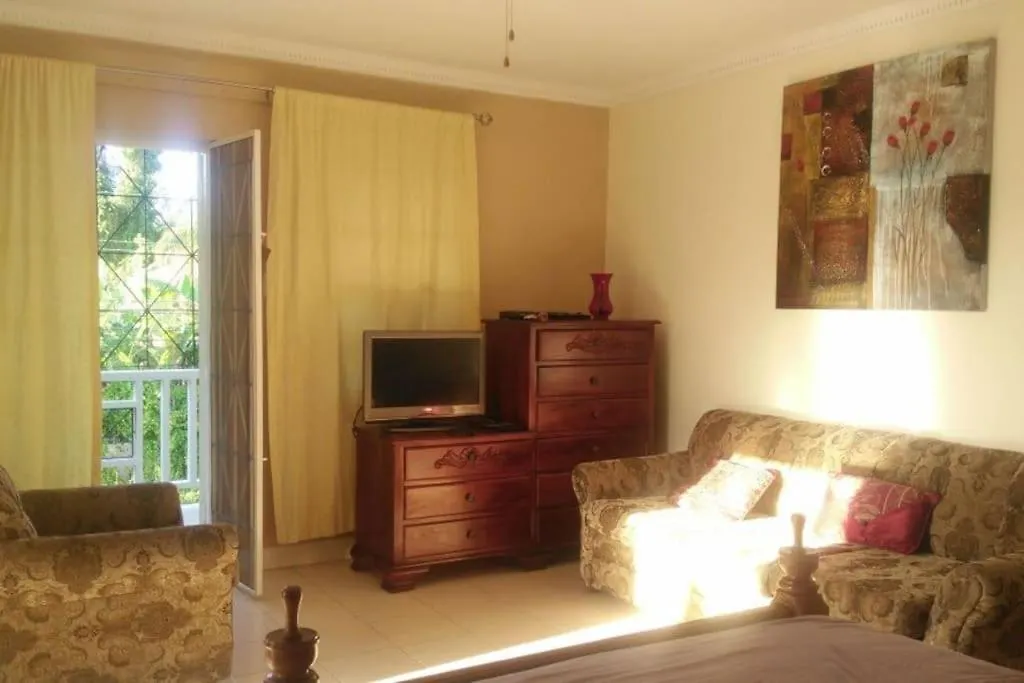 Stylish Studio Apt Ac, Balcony, Parking, Pool Ocho Rios Apartment