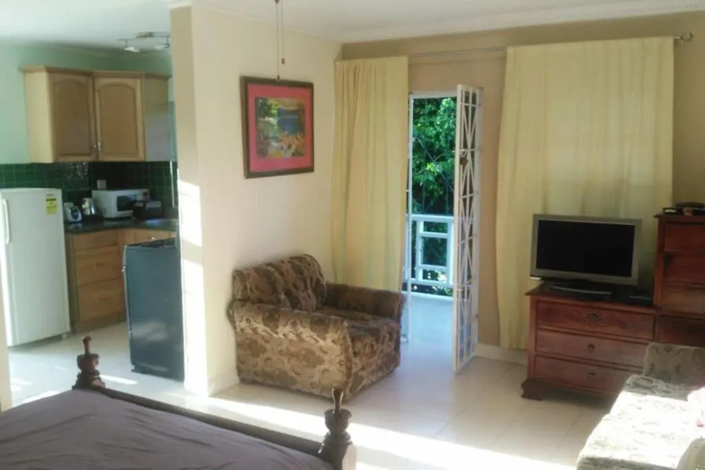 Stylish Studio Apt Ac, Balcony, Parking, Pool Ocho Rios